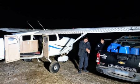 Personal de la Comisaría de Díaz junto a la aeronave abandonada. Personal de la Comisaría de Díaz junto a la aeronave abandonada.