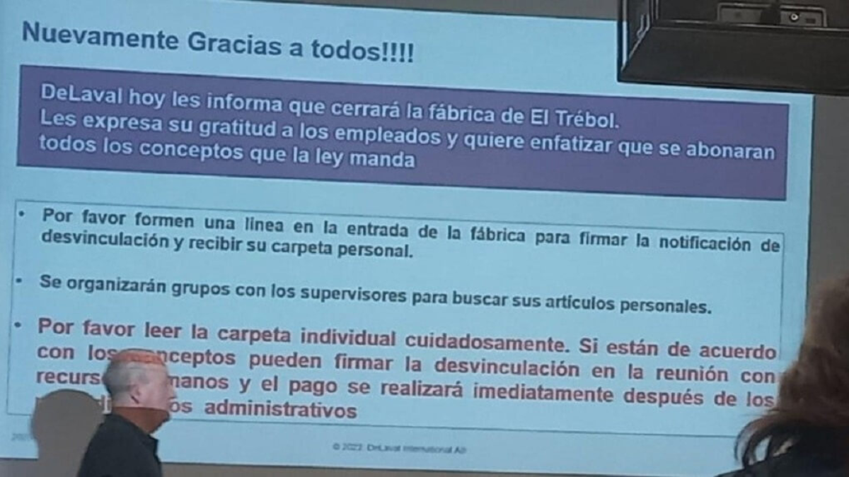 Los empleados de la empresa DeLaval se enteraron de la noticia a través de un power point que los ejecutivos proyectaron en una reunión. Los empleados de la empresa DeLaval se enteraron de la noticia a través de un power point que los ejecutivos proyectaron en una reunión.