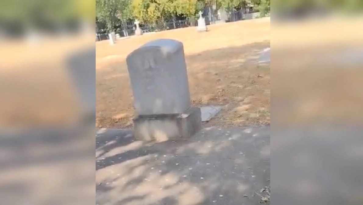 Caminaba por un cementerio y encontró pelo humano saliendo de una tumba