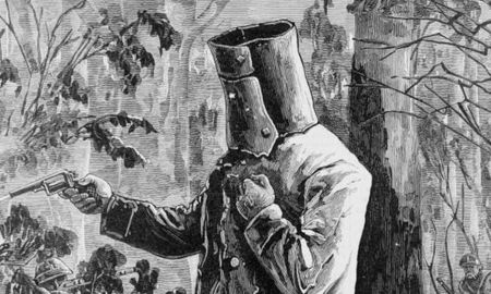 Ned Kelly es una de las figuras más polémicas y emblemáticas de la historia australiana. Ned Kelly es una de las figuras más polémicas y emblemáticas de la historia australiana.