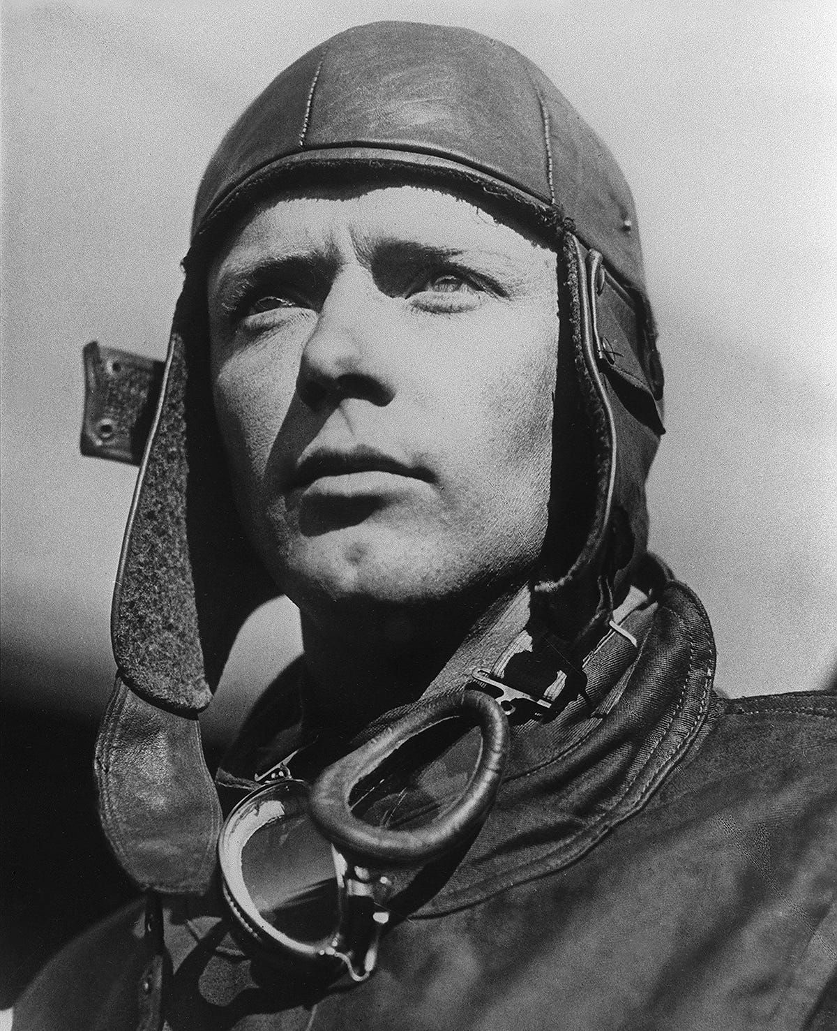 En marzo de 1925, Lindbergh había egresado como el primero de su clase en el curso de vuelo del Servicio Aéreo del Ejército de los Estados Unidos, y pasó a integrar la Reserva del mismo. Luego se desempeñó como piloto de una compañía de correo aéreo y, a partir de febrero de 1927, participó activamente en el diseño y la construcción del avión con el que intentaría cruzar el océano Atlántico. En marzo de 1925, Lindbergh había egresado como el primero de su clase en el curso de vuelo del Servicio Aéreo del Ejército de los Estados Unidos, y pasó a integrar la Reserva del mismo. Luego se desempeñó como piloto de una compañía de correo aéreo y, a partir de febrero de 1927, participó activamente en el diseño y la construcción del avión con el que intentaría cruzar el océano Atlántico.