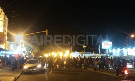 Este jueves, autoridades del Ministerio de Seguridad de la provincia, de la Municipalidad de Santa Fe y de la Policía, concretarán una reunión para definir y diagramar el operativo de seguridad que permita reducir al máximo la aglomeración de personas en diferentes puntos de la ciudad. Este jueves, autoridades del Ministerio de Seguridad de la provincia, de la Municipalidad de Santa Fe y de la Policía, concretarán una reunión para definir y diagramar el operativo de seguridad que permita reducir al máximo la aglomeración de personas en diferentes puntos de la ciudad.