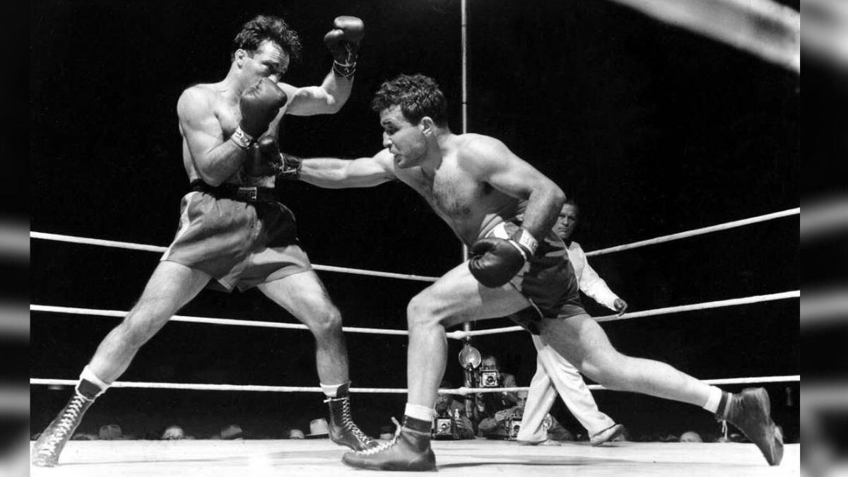 El jueves 16 de junio de 1949 y, en el Briggs Stadium de Detroit, Cerdan cayó ante Jake LaMotta (derecha), y perdió el título mundial. El Toro Salvaje del Bronx derribó en el 1º round al Bombardero Marroquí, que se dislocó el hombro izquierdo en esa caída. A pesar de ello, siguió peleando hasta el 9º asalto, cuando debió abandonar a raíz del insoportable dolor. Esta fue la 115ª y última pelea de Cerdan. El jueves 16 de junio de 1949 y, en el Briggs Stadium de Detroit, Cerdan cayó ante Jake LaMotta (derecha), y perdió el título mundial. El Toro Salvaje del Bronx derribó en el 1º round al Bombardero Marroquí, que se dislocó el hombro izquierdo en esa caída. A pesar de ello, siguió peleando hasta el 9º asalto, cuando debió abandonar a raíz del insoportable dolor. Esta fue la 115ª y última pelea de Cerdan.