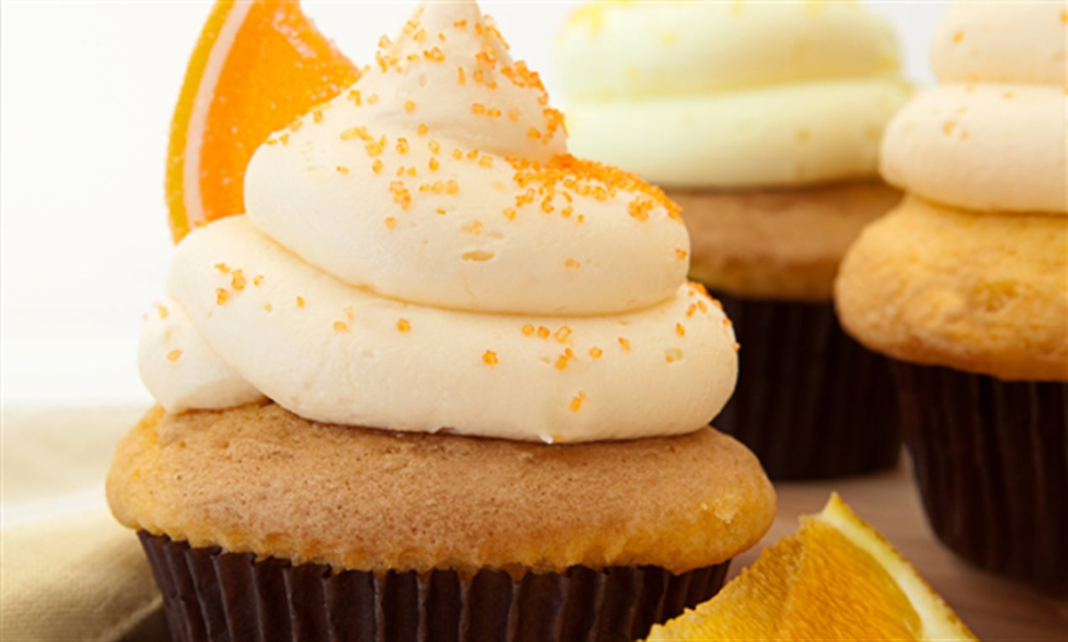 El frosting de limón se utiliza para decorar cupcakes, tortas, galletas y más. El frosting de limón se utiliza para decorar cupcakes, tortas, galletas y más. 