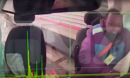 Un conductor se salvó de milagro luego de que un tren partiera en dos su camioneta. Un conductor se salvó de milagro luego de que un tren partiera en dos su camioneta.