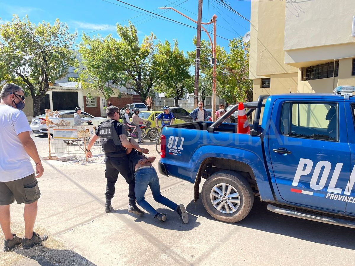 Al oír el forcejeo de la reja cerca de las 13, un vecino