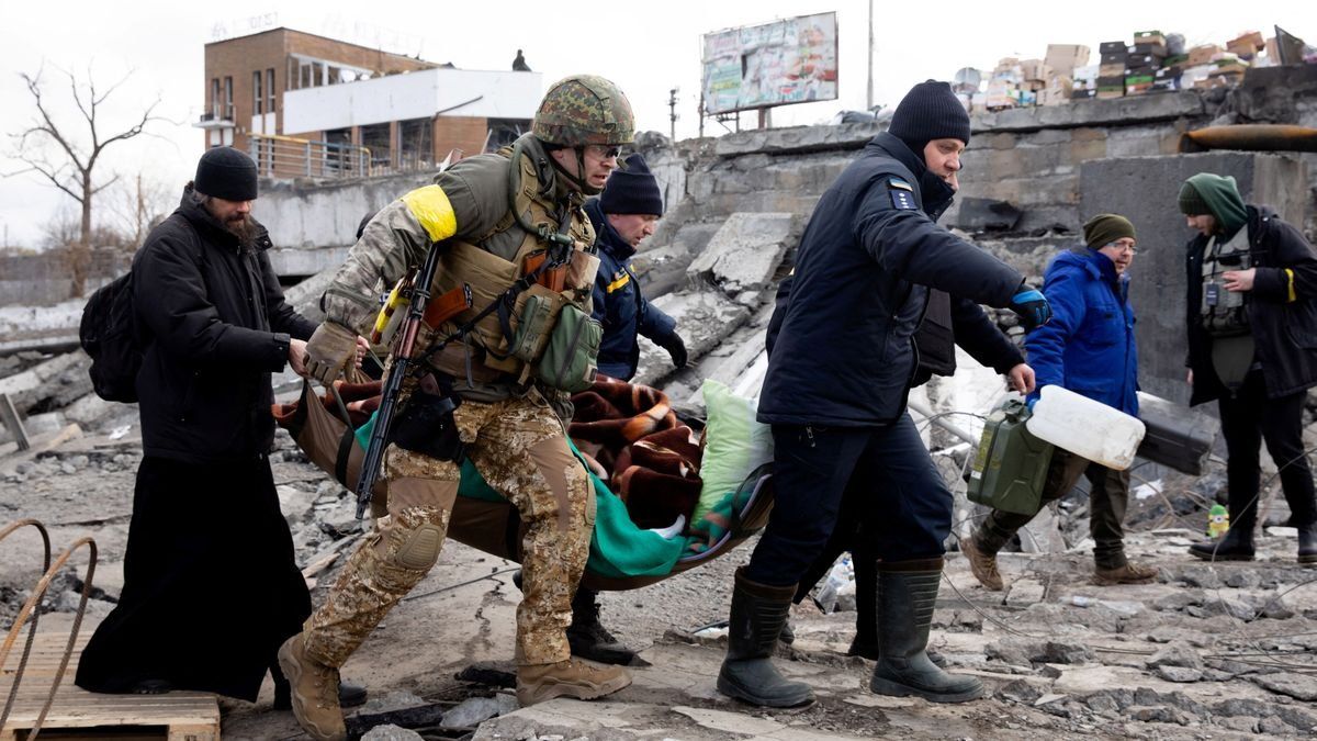 El ataque de Rusia a Ucrania sigue cobrándose un alto precio en vidas humanas y millones de personas huyen del país.