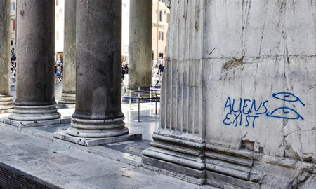 Indignación en Roma por un graffiti en el Panteón: Los alienígenas existen Indignación en Roma por un graffiti en el Panteón: Los alienígenas existen