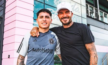 Facundo Farías, el nuevo refuerzo del Inter Miami, junto al presidente del club David Beckham. Facundo Farías, el nuevo refuerzo del Inter Miami, junto al presidente del club David Beckham.