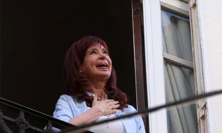 La ex presidenta Cristina Kirchner compartió un mensaje grabado durante la presentación en la Feria del Libro de una obra de ilustraciones sobre el balcón de San José 1111 del barrio de Constitución. La ex presidenta Cristina Kirchner compartió un mensaje grabado durante la presentación en la Feria del Libro de una obra de ilustraciones sobre el balcón de San José 1111 del barrio de Constitución.