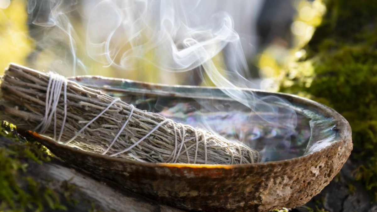 Sahumar sirve para eliminar los malos aires, calentar el cuerpo del enfermo, quitar el dolor, proteger contra envidias, hechizos  y mal de ojo.