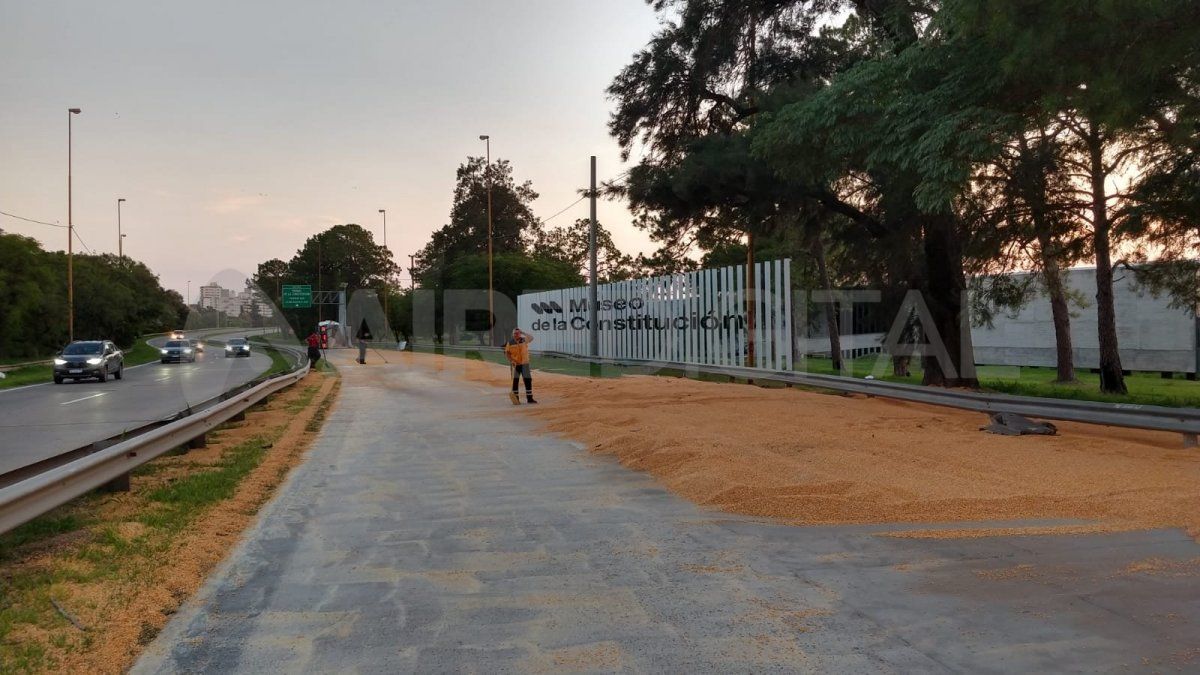Desde las 5.30 de la madrugada está cortado el tránsito en la mano que va hacia 27 de Febrero.