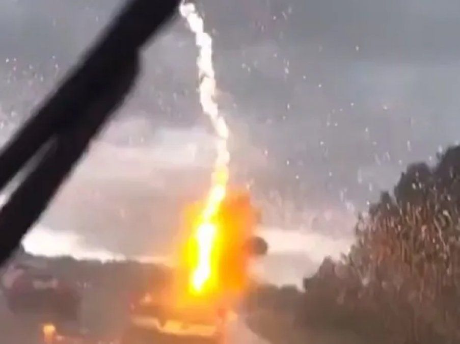 Video: captan el momento en el que un rayo cae sobre un auto
