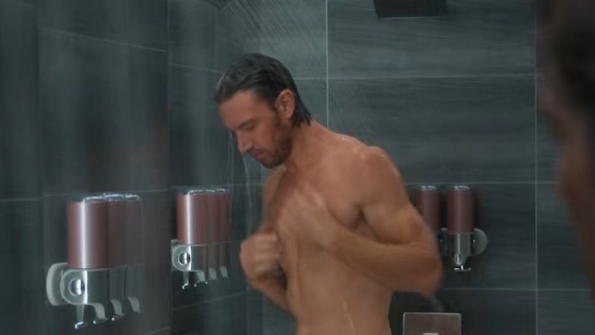 La cámara se cuelga un poco más de los cuerpos masculinos que de su cuerpo porque esa es su mirada