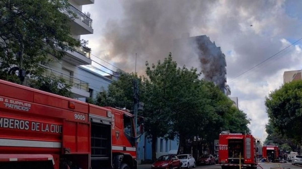 Tragedia en Caballito: una mujer murió en un incendio en un edificio de 12 pisos