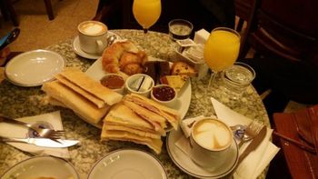Cuánto cuesta una merienda completa para dos en el Café Tortoni en agosto de 2025