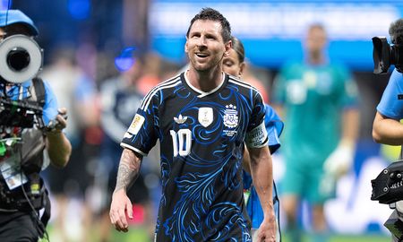 Messi le dedicó la victoria de Argentina ante Inglaterra a Diego Armando Maradona. Messi le dedicó la victoria de Argentina ante Inglaterra a Diego Armando Maradona.