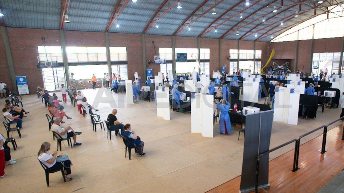 El operativo destinado a inmunizar a un total de 22.000 docentes comenzó este miércoles minutos antes de las 14.00 en las instalaciones del predio del CEF&nbsp; N°29.&nbsp;