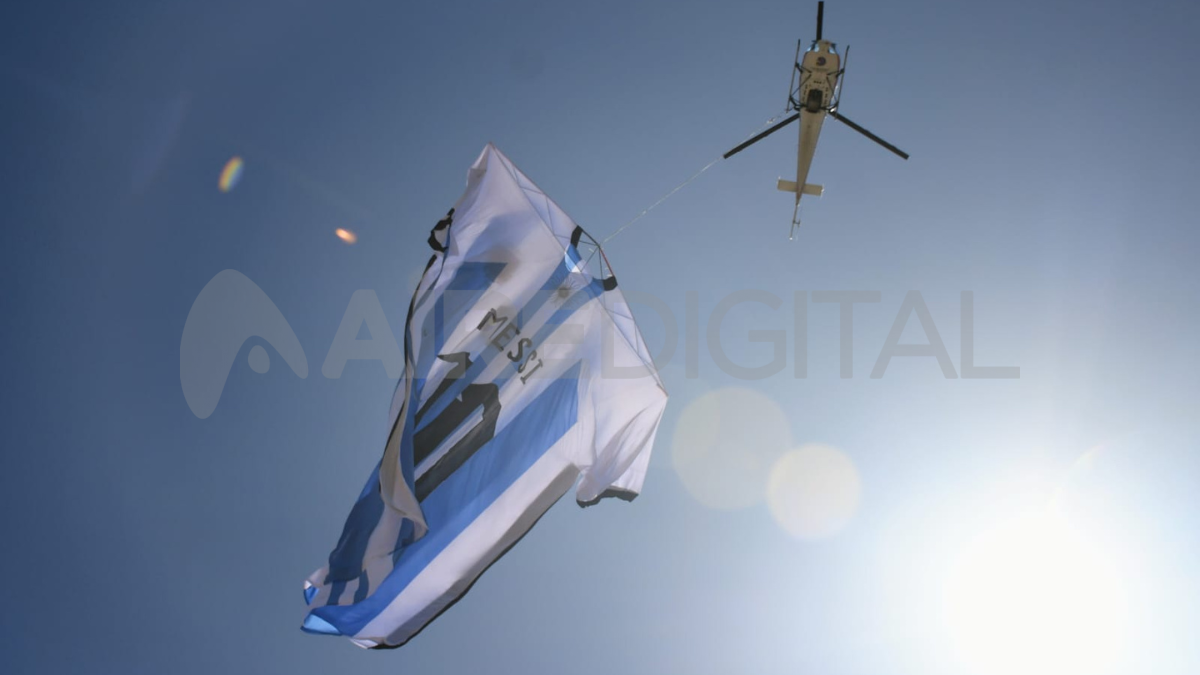 La camiseta de Serodino recorrió los cielos de la ciudad de Rosario.
