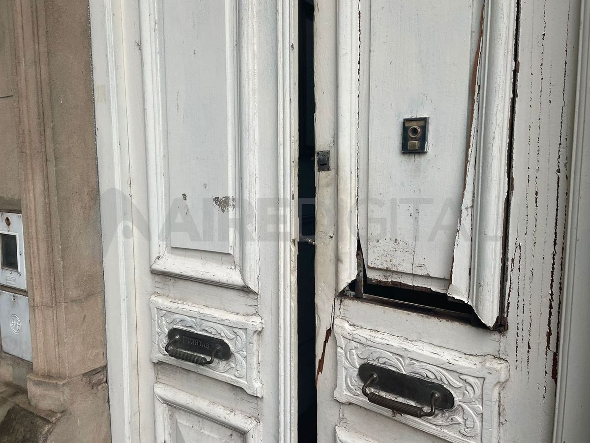 Los ladrones rompieron la puerta a patadas.