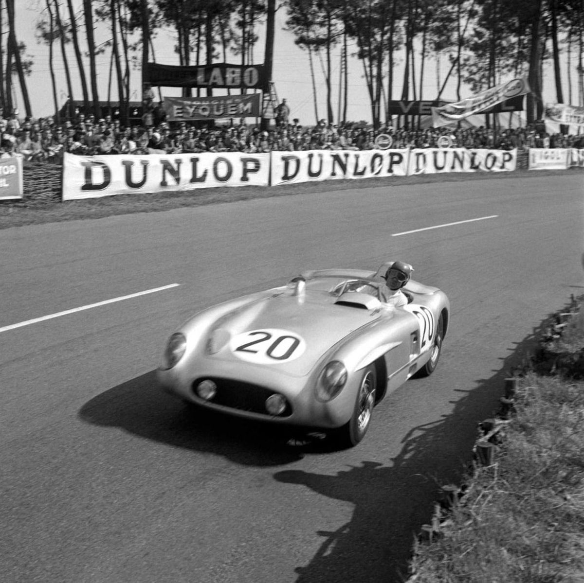 Levegh, sobre el Mercedes 300 SLR oficial. Pocas vueltas después, sobre la recta principal del trazado de la Sarthe, se desencadenaría la tragedia que le costaría la vida, junto con la de 83 espectadores.