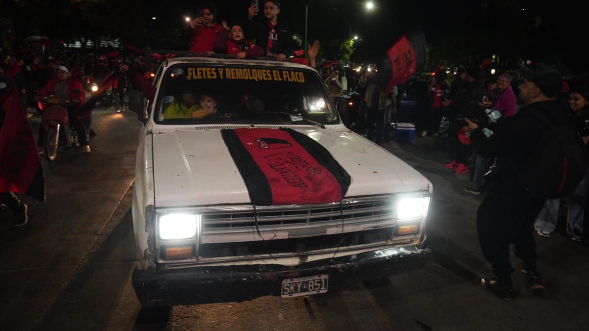 Colón cumple 121 años: las mejores fotos de la caravana y los festejos de los hinchas sabaleros. Colón cumple 121 años: las mejores fotos de la caravana y los festejos de los hinchas sabaleros.