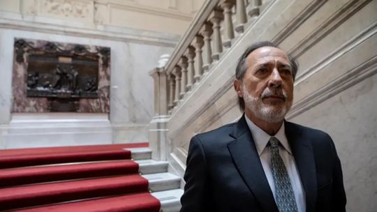 Arturo Puig y Luis Brandoni son algunas de las figuras que se incorporan al universo creado por Cohn y Duprat.