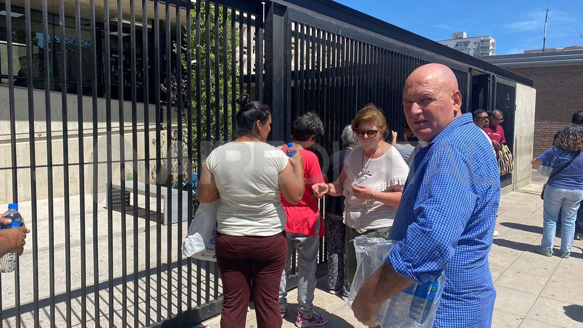 Las vecinales que integran la comunidad del hospital Cullen reiteraron su reclamo ante las autoridades del nosocomio para que los familiares de los pacientes internados puedan hacer la fila de espera en mejores condiciones.