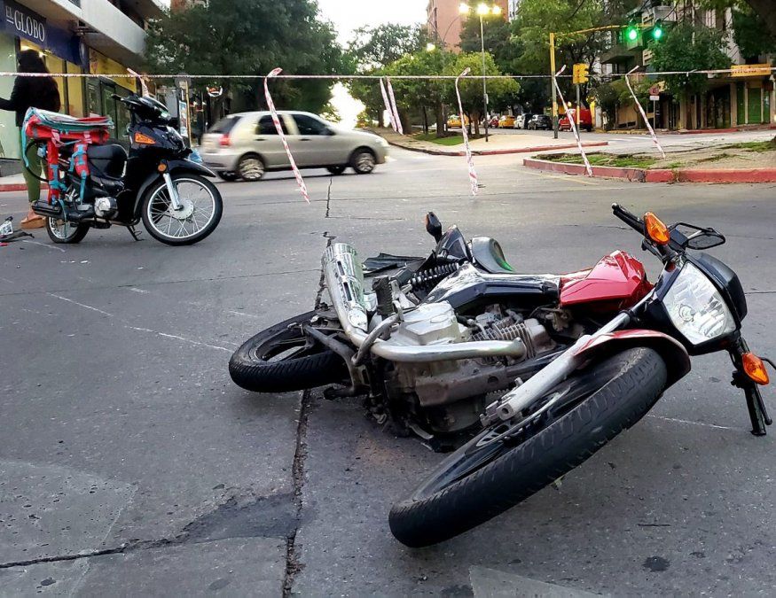 Manejaba a más de 200 km/h en un barrio de Córdoba, chocó a siete autos, mató a un motociclista y dice que lo perseguía el diablo