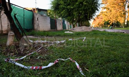 Cuando la policía llegó al lugar, el hombre, identificado como Carlos Emanuel Fernández, ya estaba muerto. Cuando la policía llegó al lugar, el hombre, identificado como Carlos Emanuel Fernández, ya estaba muerto.