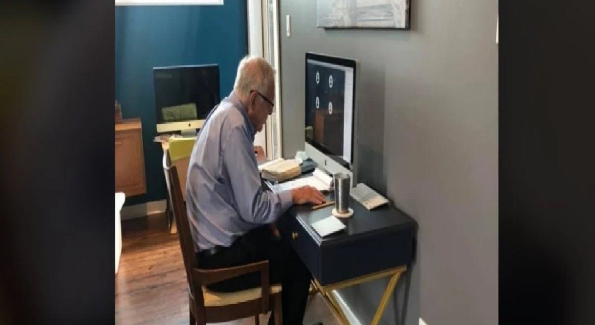 El profesor de 91 a&ntilde;os que ense&ntilde;a desde hace m&aacute;s de cinco d&eacute;cadas