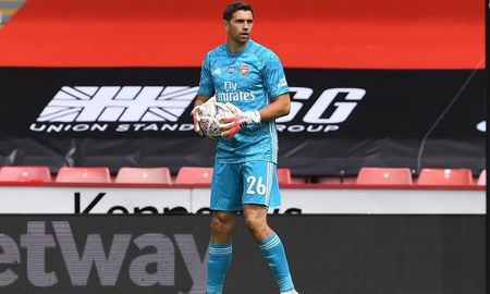 Tras la lesión del habitual arquero titular, Bernd Leno, Emiliano Martínez ocupó el lugar y cumple con las expectativas. Tras la lesión del habitual arquero titular, Bernd Leno, Emiliano Martínez ocupó el lugar y cumple con las expectativas.