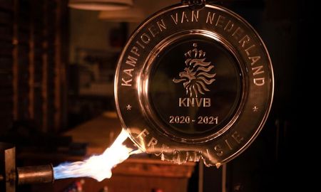 El Ajax fundió el trofeo de la Eredivise para convertirlo en 42.000 estrellas que serán obsequiadas a los socios del club. El Ajax fundió el trofeo de la Eredivise para convertirlo en 42.000 estrellas que serán obsequiadas a los socios del club.