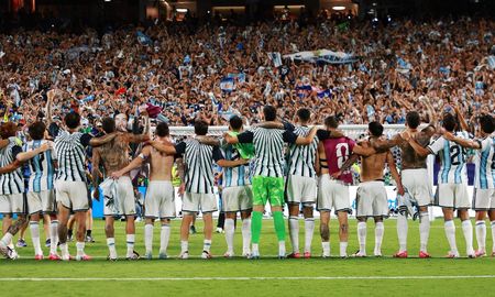 La Selección Argentina se enfrenta a Inglaterra por las semifinales del Mundial 2026. La Selección Argentina se enfrenta a Inglaterra por las semifinales del Mundial 2026.