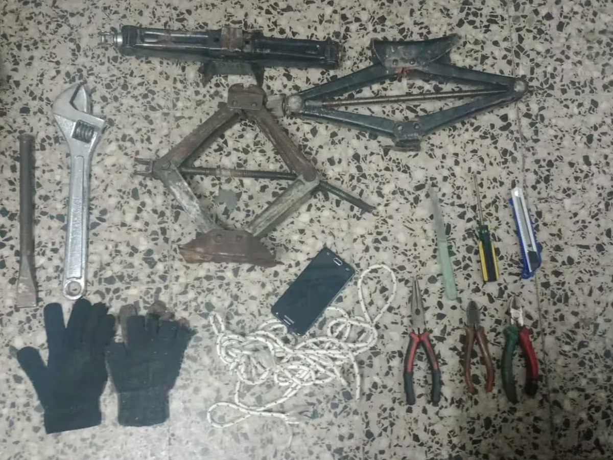 Los objetos encontrados en el auto de los delincuentes. Los objetos encontrados en el auto de los delincuentes.