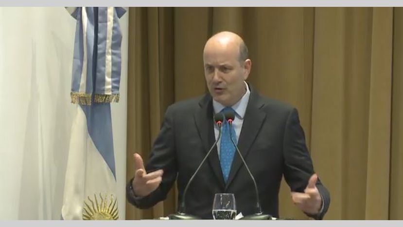 Sturzenegger: la suba del dólar nos ha hecho reflexionar y cambiar algunas cosas