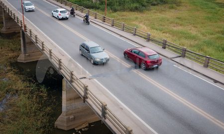 Durante la próxima semana se colocarán espaciadores entre las estructuras, debajo de las juntas de la calzada, para limitar cualquier tipo de nuevo desplazamiento. Durante la próxima semana se colocarán espaciadores entre las estructuras, debajo de las juntas de la calzada, para limitar cualquier tipo de nuevo desplazamiento.