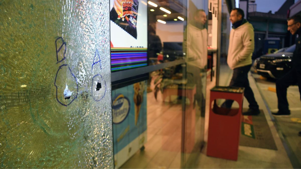 Balearon una estación de servicio en Rosario y dejaron una nota contra Ángel Di María.
