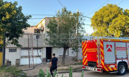 Incendio en el Barrio Barranquitas: trabajaron los Bomberos Zapadores de la URI Incendio en el Barrio Barranquitas: trabajaron los Bomberos Zapadores de la URI