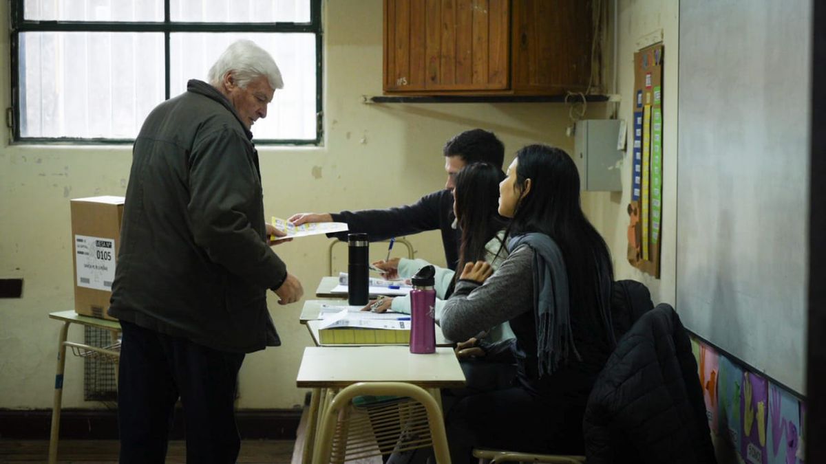 Poco movimiento en las escuelas y los locales de votación: una postal de las elecciones en Santa Fe.
