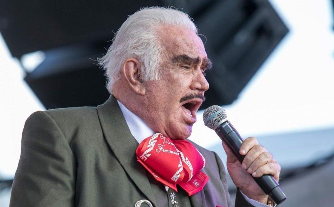 Tras traqueotomía, Vicente Fernández ya no está sedado.