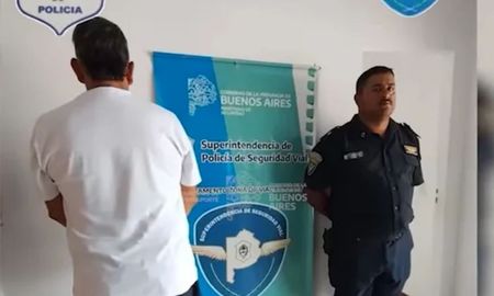 El hombre intentó embestir a los agentes con la combi tras ser sancionado por llevar a un bebé en brazos al volante. El hombre intentó embestir a los agentes con la combi tras ser sancionado por llevar a un bebé en brazos al volante.
