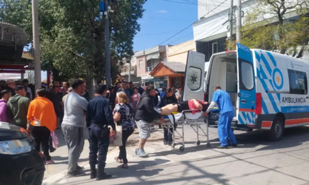 Hombre apuñaló repetidamente a una mujer en plena calle y luego se cortó el cuello en Santiago del Estero. Hombre apuñaló repetidamente a una mujer en plena calle y luego se cortó el cuello en Santiago del Estero.