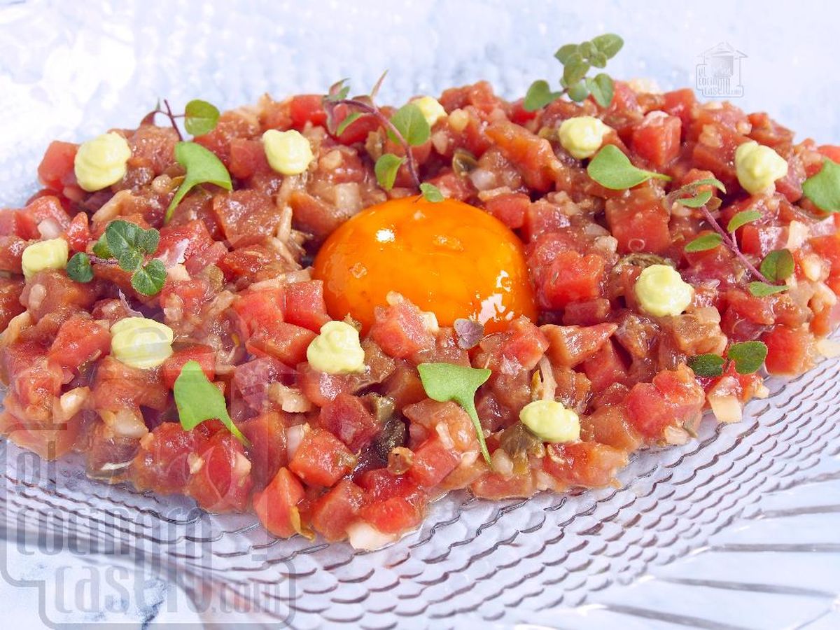 Como se vio en MasterChef, se puede terminar el tartar con una yema de huevo.