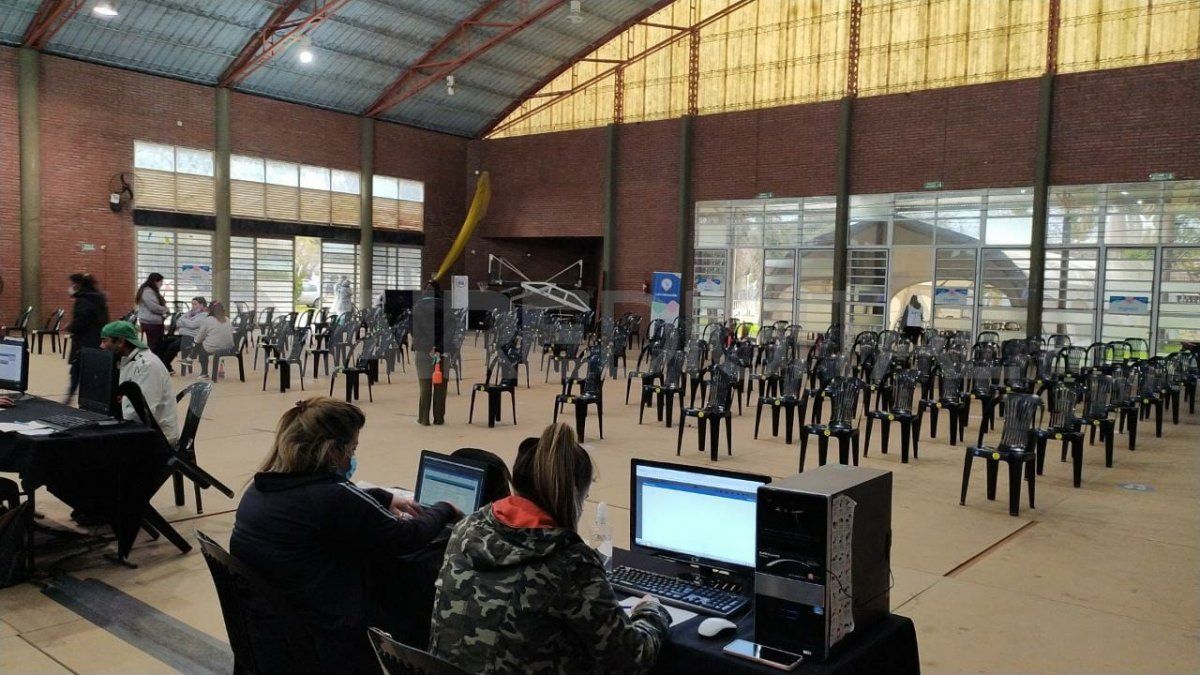 De las 2.160 personas turnadas para vacunarse este miércoles en el CEF, asistió poco más del 10%.    