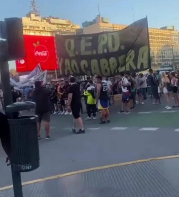 Yao Cabrera fingió su muerte y los jóvenes fanáticos se convocaron en el Obelisco.