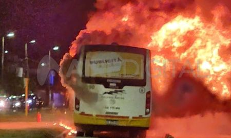 Dos colectivos se incendiaron en la ciudad de Santa Fe en menos de 15 días Dos colectivos se incendiaron en la ciudad de Santa Fe en menos de 15 días