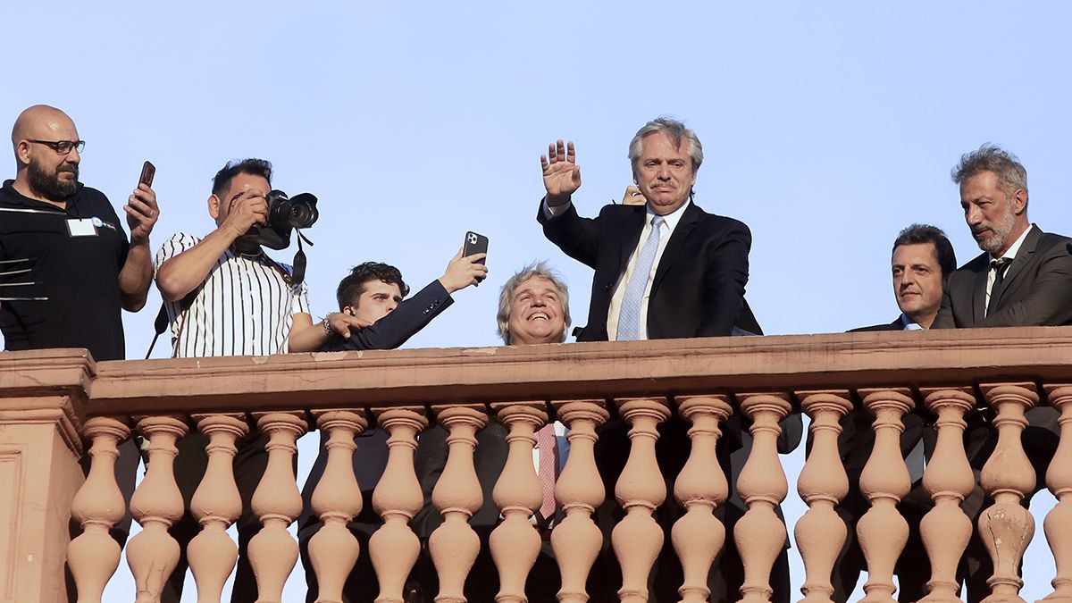 El primer saludo de Alberto Fernández desde el balcón de la Casa Rosada