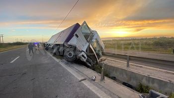 Circunvalación Oeste: un camión arrastró el guardarrail y quedó volcado en un zanjón