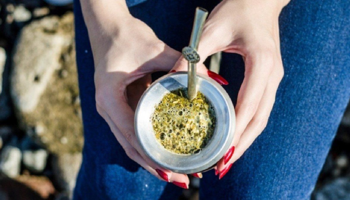 Cómo eliminar las manchas del mate en la ropa con ingredientes naturales